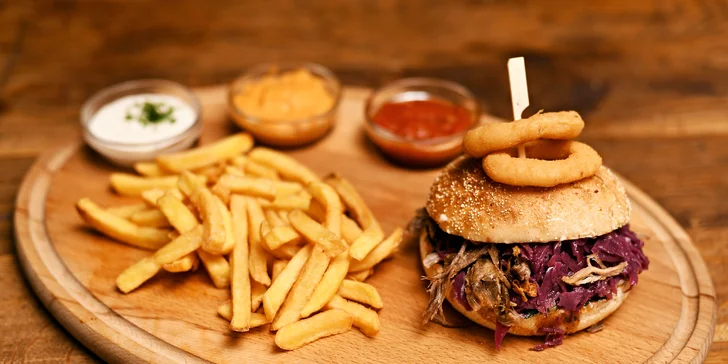 Kachní, pivní nebo top burger, hranolky a dip v Poctivé restauraci pro 1 osobu