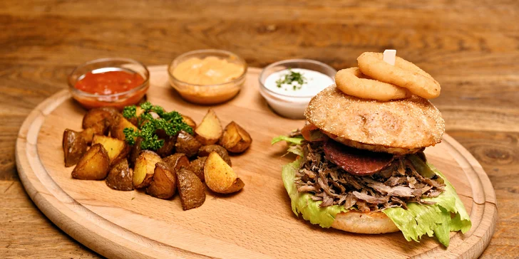 Kachní, pivní nebo top burger, hranolky a dip v Poctivé restauraci pro 1 osobu