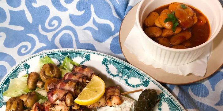 Talíř plný autentických řeckých specialit: olivy, feta sýr, kuřecí špízy ad.
