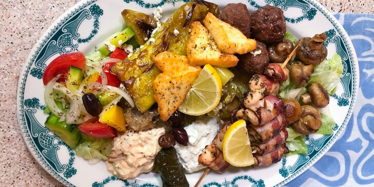 Talíř plný autentických řeckých specialit: olivy, feta sýr, kuřecí špízy ad.