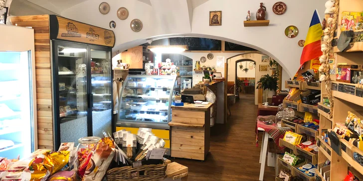 Talíř plný autentických řeckých specialit: olivy, feta sýr, kuřecí špízy ad.