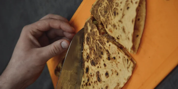 Naložené hranolky podle výběru nebo quesadilla a Coca-Cola na odnos s sebou