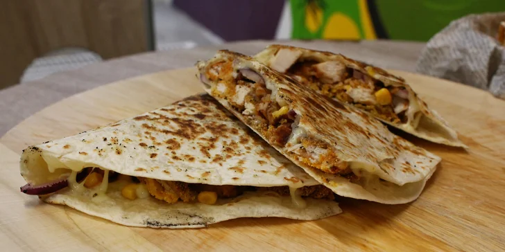 Naložené hranolky podle výběru nebo quesadilla a Coca-Cola na odnos s sebou