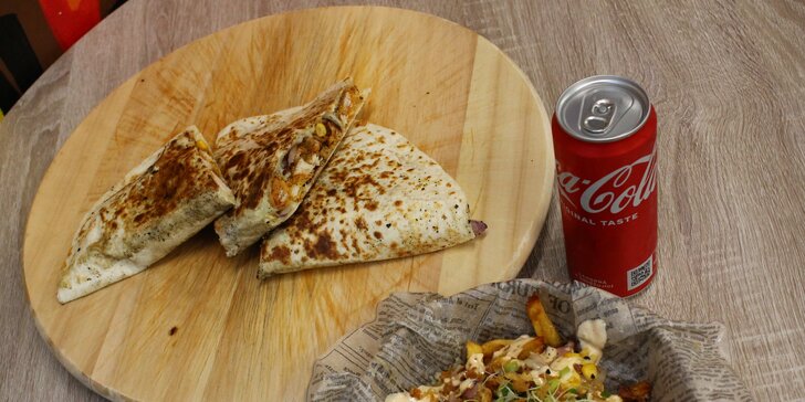 Naložené hranolky podle výběru nebo quesadilla a Coca-Cola na odnos s sebou
