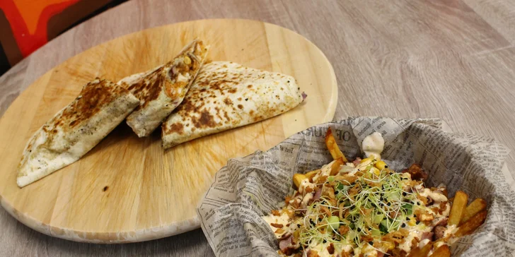 Naložené hranolky podle výběru nebo quesadilla a Coca-Cola na odnos s sebou