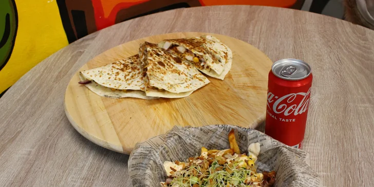 Naložené hranolky podle výběru nebo quesadilla a Coca-Cola na odnos s sebou