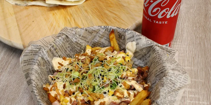 Naložené hranolky podle výběru nebo quesadilla a Coca-Cola na odnos s sebou