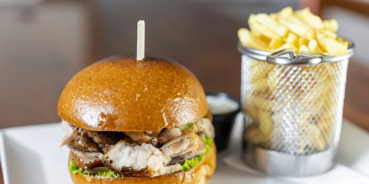 Bacon burger menu s hranolky a malinovkou pro jednoho i dva v restauraci U Dvou pupků