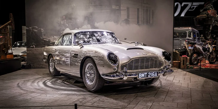 Vstupenky na výstavu Bond in Motion vč. nápojů: unikátní sbírka dopravních prostředků agenta 007