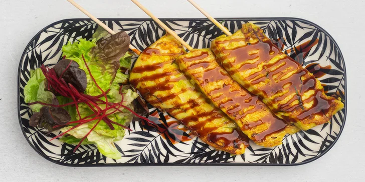 Thajské menu s pikantní polévkou, kuřecími špízy, Pad Thai a červeným kari pro 2 osoby