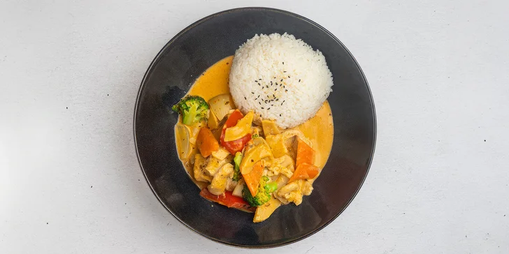 Thajské menu s pikantní polévkou, kuřecími špízy, Pad Thai a červeným kari pro 2 osoby