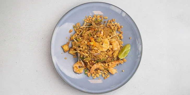 Thajské menu s pikantní polévkou, kuřecími špízy, Pad Thai a červeným kari pro 2 osoby