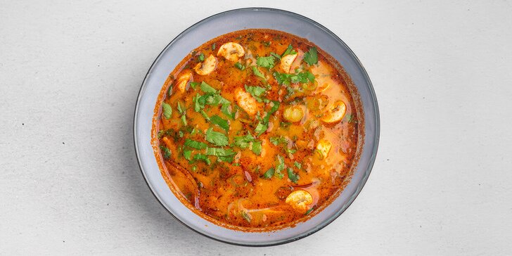 Thajské menu s pikantní polévkou, kuřecími špízy, Pad Thai a červeným kari pro 2 osoby