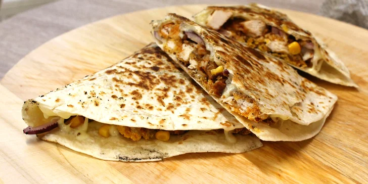Naložené hranolky podle výběru nebo quesadilla a Coca-Cola na odnos s sebou