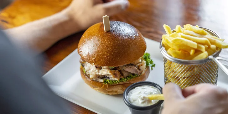 Bacon burger menu s hranolky a malinovkou pro jednoho i dva v restauraci U Dvou pupků