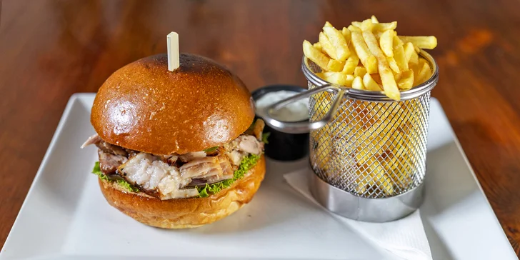 Bacon burger menu s hranolky a malinovkou pro jednoho i dva v restauraci U Dvou pupků