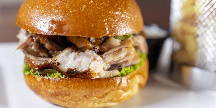 Bacon burger menu s hranolky a malinovkou pro jednoho i dva v restauraci U Dvou pupků