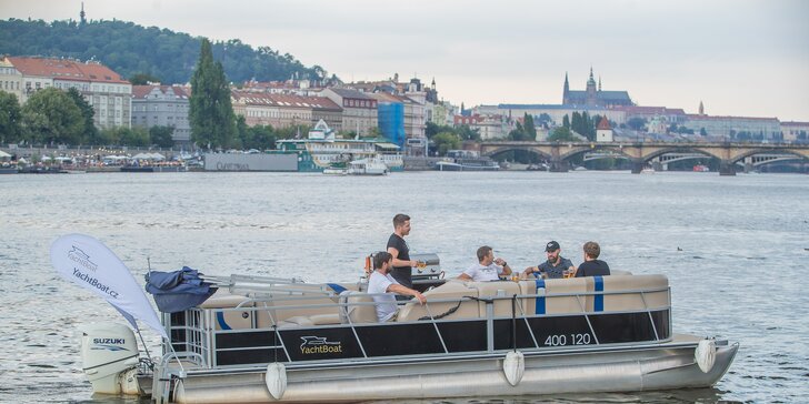 2–5hodinová privátní plavba po Vltavě se zásobou piva nebo prosecca až pro 11 osob