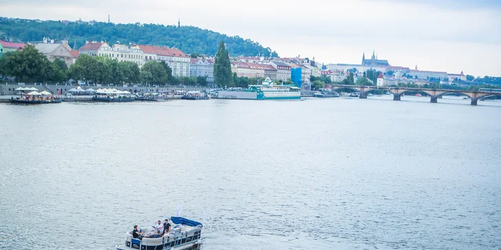 2–5hodinová privátní plavba po Vltavě se zásobou piva nebo prosecca až pro 11 osob