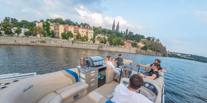 2–5hodinová privátní plavba po Vltavě se zásobou piva nebo prosecca až pro 11 osob