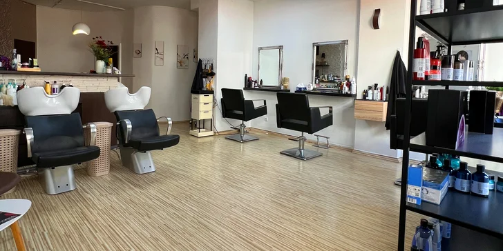 Dámské kadeřnické služby: mytí, střih i foukaná a balíčky s hloubkovou regenerací