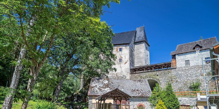 Pobyt na hradě Vildštejn pro pár i rodinu: možnost jídla, prohlídka i dárek