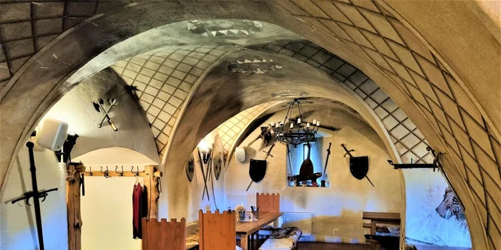 Pobyt na hradě Vildštejn pro pár i rodinu: možnost jídla, prohlídka i dárek