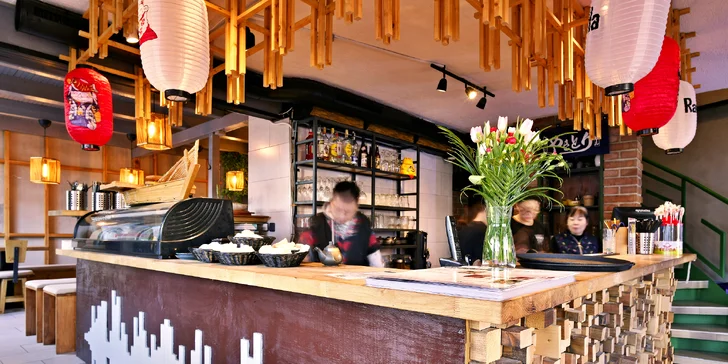 Sushi sety s 18-56 rolkami, nigiri i sashimi či polévka ramen v nové asijské restauraci
