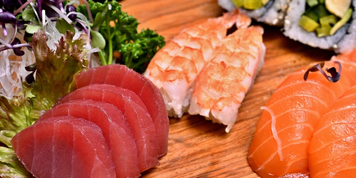 Sushi sety s 18-56 rolkami, nigiri i sashimi či polévka ramen v nové asijské restauraci