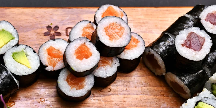 Sushi sety s 18-56 rolkami, nigiri i sashimi či polévka ramen v nové asijské restauraci