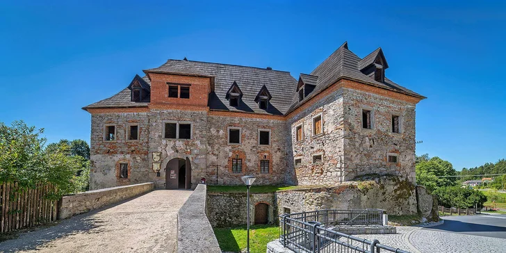 Pobyt na hradě Vildštejn pro pár i rodinu: možnost jídla, prohlídka i dárek
