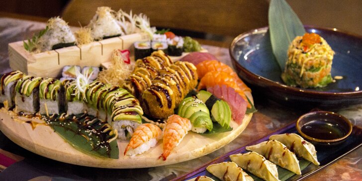 Sushi sety i s předkrmem a dezertem či kachna nebo gyoza knedlíčky v nádherné restauraci Rễ v centru Brna