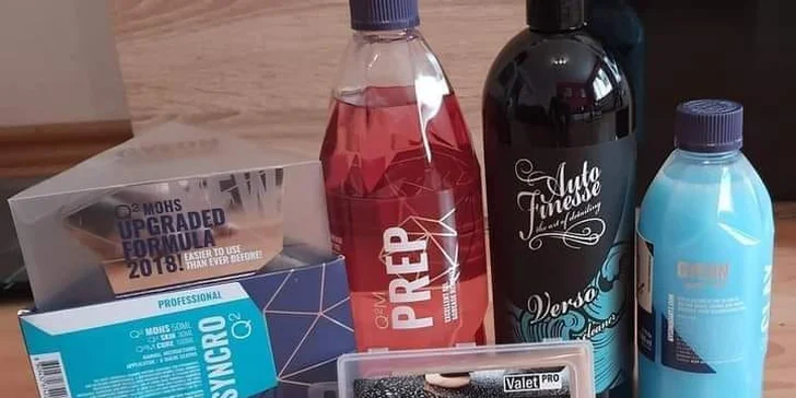 Čištění interiéru auta nebo mokré tepování sedadel pro osobní vozy