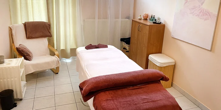 Tady si kromě báječné relaxační masáže zad, krční páteře a rukou dopřejete také kosmetické ošetření pleti.