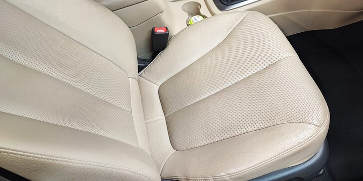 Čištění interiéru auta nebo mokré tepování sedadel pro osobní vozy