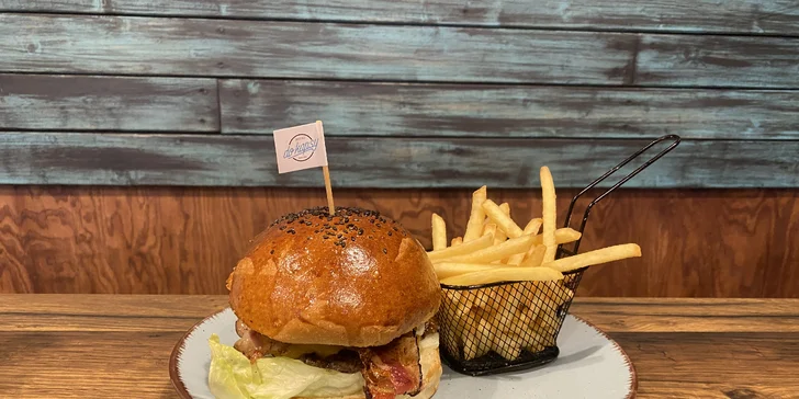 Burger výběrem ze 7 druhů a hranolky nebo cibulové kroužky pro 1 i 2 osoby