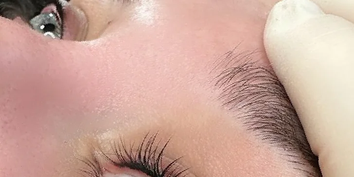 Microblading obočí: přirozený permanentní make-up metodou vláskování a oční linky se stínem