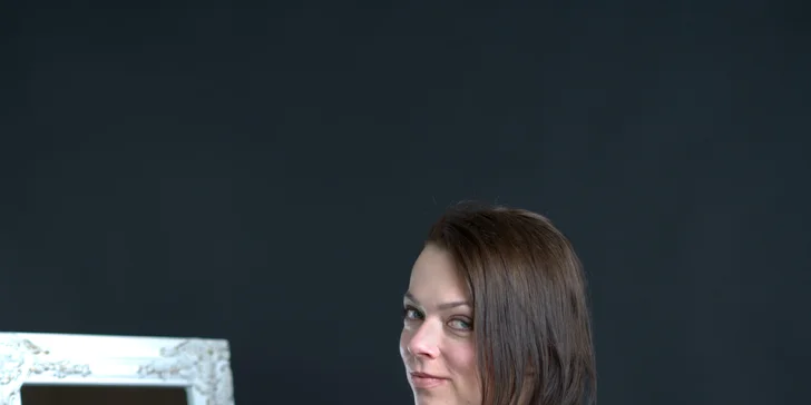 Pronájem vybaveného fotoateliéru na 1 až 3 hodiny: světla, kuchyňka i sprcha plně k službám