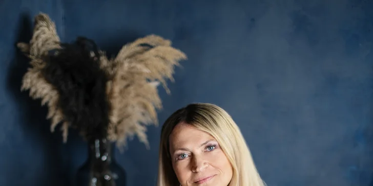 Pronájem vybaveného fotoateliéru na 1 až 3 hodiny: světla, kuchyňka i sprcha plně k službám