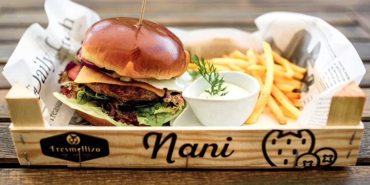 Black Angus burger s hranolky nebo BBQ žebra s pivním rohlíkem v restauraci Plaudit