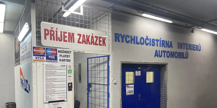 Čištění interiéru auta nebo mokré tepování sedadel pro osobní vozy