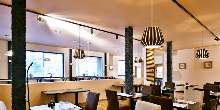 Nálož kuřecích křídel nebo burger s hranolky a omáčkou dle výběru