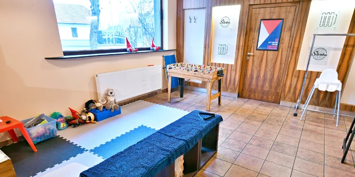 Nálož kuřecích křídel nebo burger s hranolky a omáčkou dle výběru