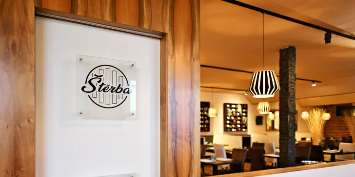 Nálož kuřecích křídel nebo burger s hranolky a omáčkou dle výběru