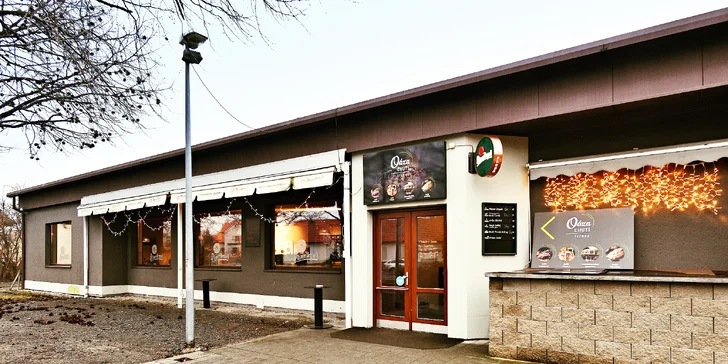 Nálož kuřecích křídel nebo burger s hranolky a omáčkou dle výběru