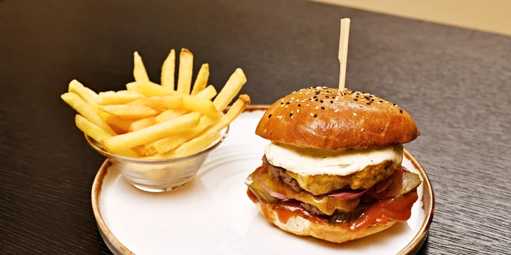 Nálož kuřecích křídel nebo burger s hranolky a omáčkou dle výběru