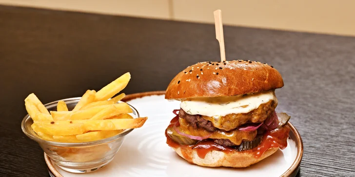 Nálož kuřecích křídel nebo burger s hranolky a omáčkou dle výběru