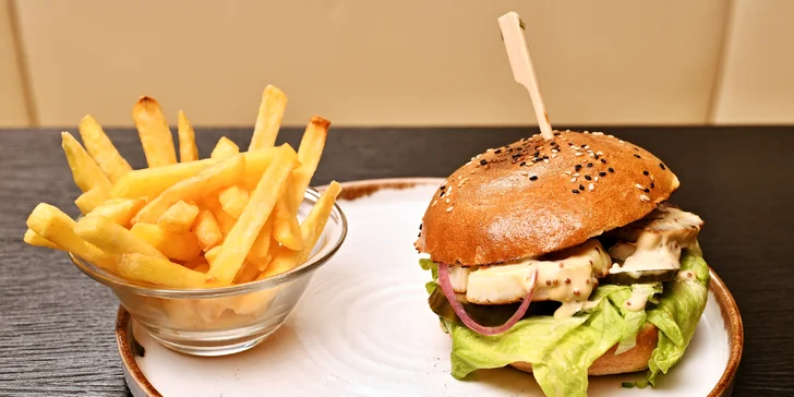 Nálož kuřecích křídel nebo burger s hranolky a omáčkou dle výběru