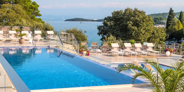 Ostrov Krk: 4* hotel u oblázkové pláže, polopenze, bazén a dítě zdarma, slevy za delší pobyt