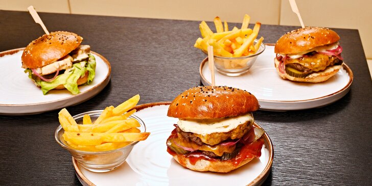 Burger menu pro 1 nebo 2 osoby: burger podle vaší chuti, hranolky i omáčka